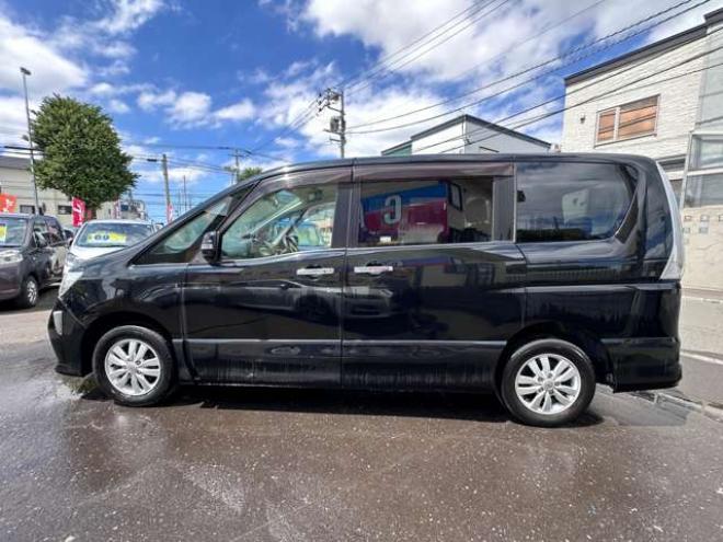 セレナ2.0 ハイウェイスター 4WD　両側ワンタッチパワースライドドア　SDナビ　バックモニター　アイドリングストップ　横滑り防止装置　ワンセグ　純正アルミホイール夏　クルーズコントロール 2000