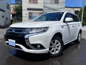 アウトランダーPHEV　2.0 G ナビパッケージ 4WD　純正ナビ　フルセグTV　Bluetooth　パワーバックドア　衝突軽減ブレーキ　レーンキープアシスト　ビルトインETC　AC100V　横滑り防止装置　バックモニター　アラウンドビューモニター　純正アルミホイール夏 2000