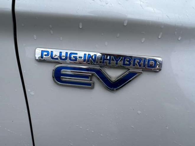 アウトランダーPHEV2.0 G ナビパッケージ 4WD　純正ナビ　フルセグTV　Bluetooth　パワーバックドア　衝突軽減ブレーキ　レーンキープアシスト　ビルトインETC　AC100V　横滑り防止装置　バックモニター　アラウンドビューモニター　純正アルミホイール夏 2000