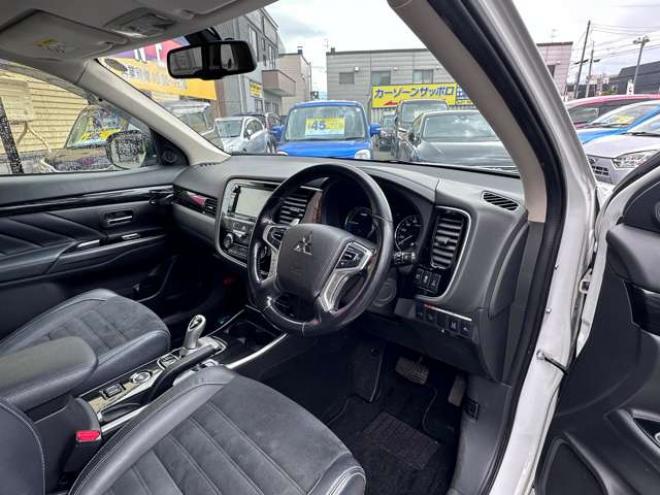 アウトランダーPHEV2.0 G ナビパッケージ 4WD　純正ナビ　フルセグTV　Bluetooth　パワーバックドア　衝突軽減ブレーキ　レーンキープアシスト　ビルトインETC　AC100V　横滑り防止装置　バックモニター　アラウンドビューモニター　純正アルミホイール夏 2000