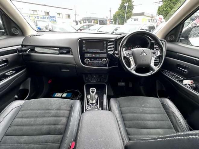 アウトランダーPHEV2.0 G ナビパッケージ 4WD　純正ナビ　フルセグTV　Bluetooth　パワーバックドア　衝突軽減ブレーキ　レーンキープアシスト　ビルトインETC　AC100V　横滑り防止装置　バックモニター　アラウンドビューモニター　純正アルミホイール夏 2000
