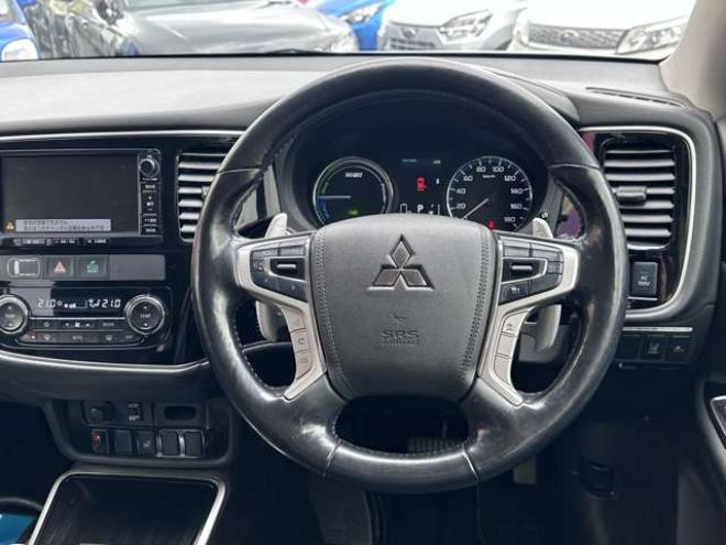 アウトランダーPHEV2.0 G ナビパッケージ 4WD　純正ナビ　フルセグTV　Bluetooth　パワーバックドア　衝突軽減ブレーキ　レーンキープアシスト　ビルトインETC　AC100V　横滑り防止装置　バックモニター　アラウンドビューモニター　純正アルミホイール夏 2000