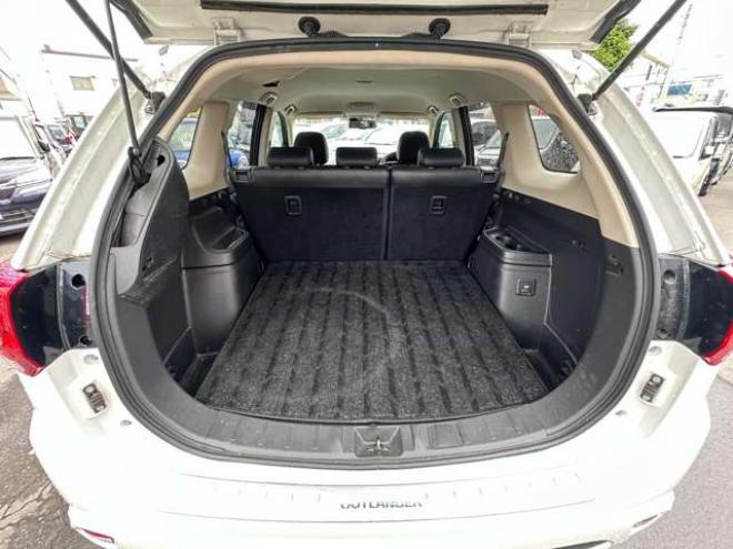 アウトランダーPHEV2.0 G ナビパッケージ 4WD　純正ナビ　フルセグTV　Bluetooth　パワーバックドア　衝突軽減ブレーキ　レーンキープアシスト　ビルトインETC　AC100V　横滑り防止装置　バックモニター　アラウンドビューモニター　純正アルミホイール夏 2000