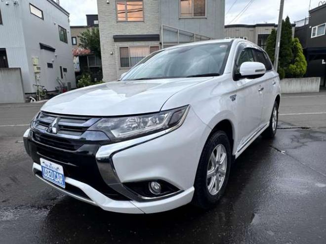アウトランダーPHEV2.0 G ナビパッケージ 4WD　純正ナビ　フルセグTV　Bluetooth　パワーバックドア　衝突軽減ブレーキ　レーンキープアシスト　ビルトインETC　AC100V　横滑り防止装置　バックモニター　アラウンドビューモニター　純正アルミホイール夏 2000