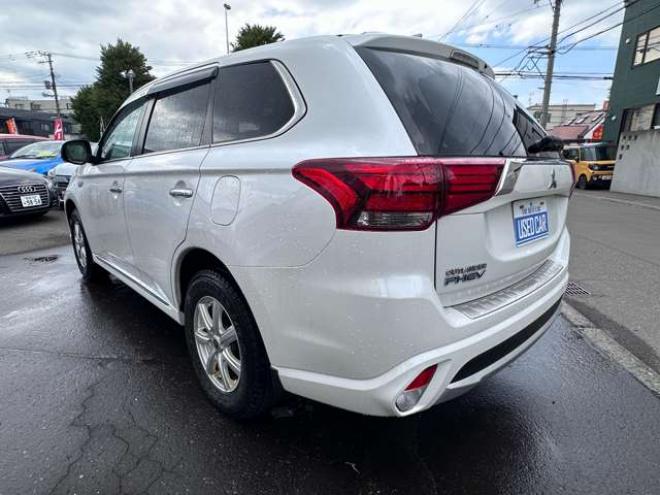 アウトランダーPHEV2.0 G ナビパッケージ 4WD　純正ナビ　フルセグTV　Bluetooth　パワーバックドア　衝突軽減ブレーキ　レーンキープアシスト　ビルトインETC　AC100V　横滑り防止装置　バックモニター　アラウンドビューモニター　純正アルミホイール夏 2000
