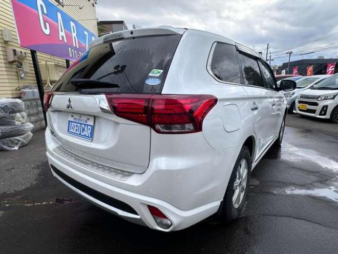 アウトランダーPHEV2.0 G ナビパッケージ 4WD　純正ナビ　フルセグTV　Bluetooth　パワーバックドア　衝突軽減ブレーキ　レーンキープアシスト　ビルトインETC　AC100V　横滑り防止装置　バックモニター　アラウンドビューモニター　純正アルミホイール夏 2000