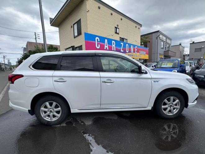 アウトランダーPHEV2.0 G ナビパッケージ 4WD　純正ナビ　フルセグTV　Bluetooth　パワーバックドア　衝突軽減ブレーキ　レーンキープアシスト　ビルトインETC　AC100V　横滑り防止装置　バックモニター　アラウンドビューモニター　純正アルミホイール夏 2000