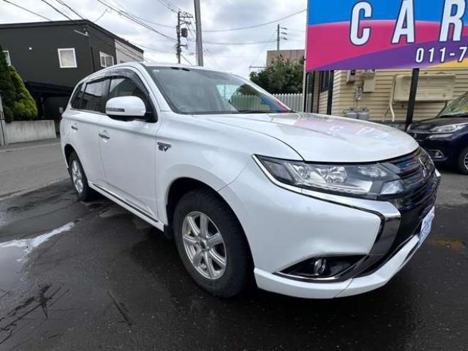 アウトランダーPHEV2.0 G ナビパッケージ 4WD　純正ナビ　フルセグTV　Bluetooth　パワーバックドア　衝突軽減ブレーキ　レーンキープアシスト　ビルトインETC　AC100V　横滑り防止装置　バックモニター　アラウンドビューモニター　純正アルミホイール夏 2000