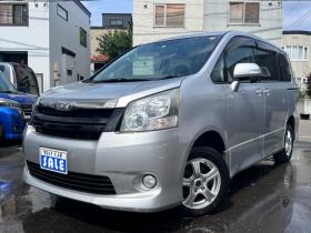 ノア　2.0 Si 4WD　ナビ　地デジ　プッシュスタート　リアモニター　　パドルシフト　社外アルミホイール夏　バックモニター　インテリキー 2000