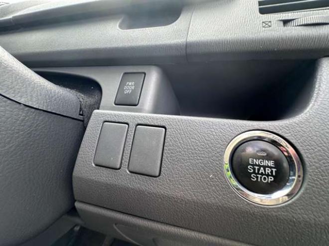 ノア2.0 Si 4WD　ナビ　地デジ　プッシュスタート　リアモニター　　パドルシフト　社外アルミホイール夏　バックモニター　インテリキー 2000