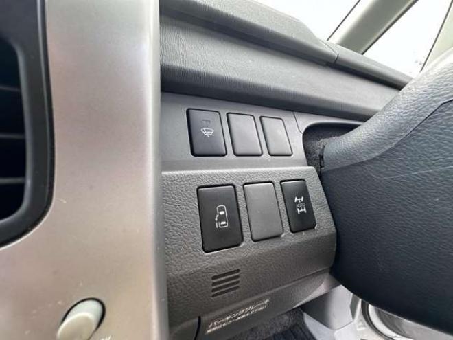 ノア2.0 Si 4WD　ナビ　地デジ　プッシュスタート　リアモニター　　パドルシフト　社外アルミホイール夏　バックモニター　インテリキー 2000