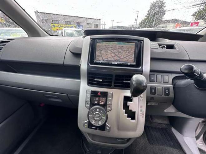 ノア2.0 Si 4WD　ナビ　地デジ　プッシュスタート　リアモニター　　パドルシフト　社外アルミホイール夏　バックモニター　インテリキー 2000