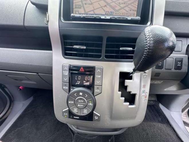 ノア2.0 Si 4WD　ナビ　地デジ　プッシュスタート　リアモニター　　パドルシフト　社外アルミホイール夏　バックモニター　インテリキー 2000