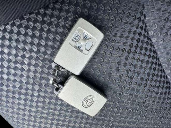 ノア2.0 Si 4WD　ナビ　地デジ　プッシュスタート　リアモニター　　パドルシフト　社外アルミホイール夏　バックモニター　インテリキー 2000