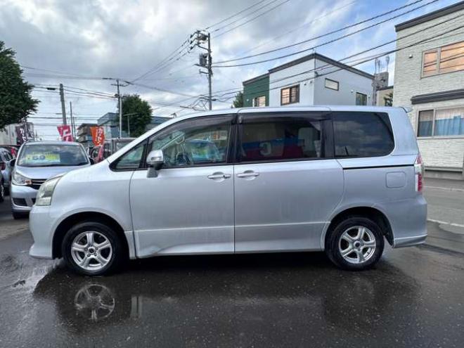 ノア2.0 Si 4WD　ナビ　地デジ　プッシュスタート　リアモニター　　パドルシフト　社外アルミホイール夏　バックモニター　インテリキー 2000