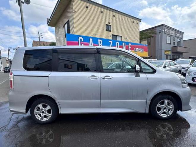 ノア2.0 Si 4WD　ナビ　地デジ　プッシュスタート　リアモニター　　パドルシフト　社外アルミホイール夏　バックモニター　インテリキー 2000