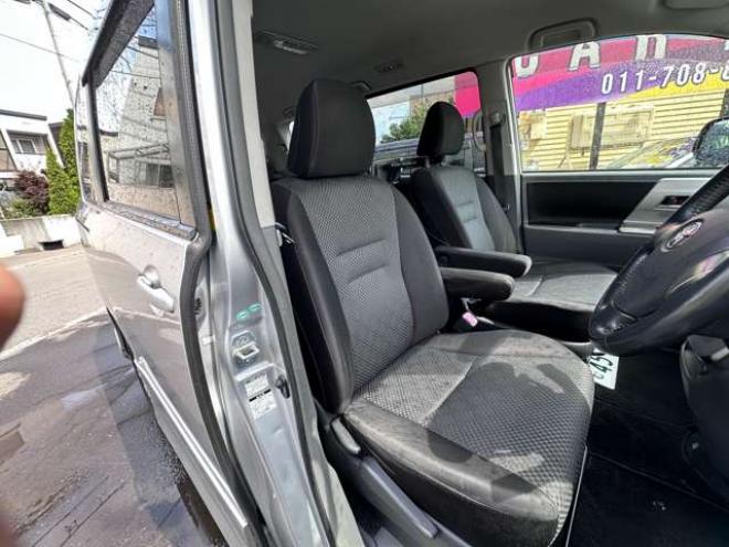 ノア2.0 Si 4WD　ナビ　地デジ　プッシュスタート　リアモニター　　パドルシフト　社外アルミホイール夏　バックモニター　インテリキー 2000