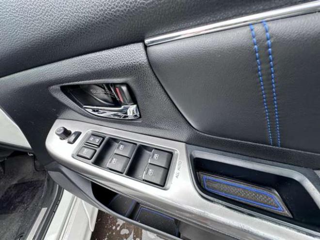 レヴォーグ1.6 GT-S アイサイト 4WD　ナビ　フルセグ　パワーシート　プッシュスタート　ビルトインETC　横滑り防止装置　USB　アダクティブレーダークルーズコントロール　レーンキープアシスト　バックモニター純正アルミホイール夏 1600