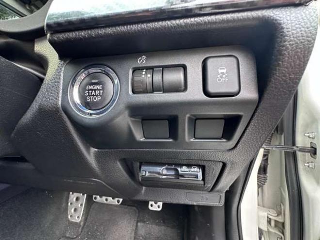 レヴォーグ1.6 GT-S アイサイト 4WD　ナビ　フルセグ　パワーシート　プッシュスタート　ビルトインETC　横滑り防止装置　USB　アダクティブレーダークルーズコントロール　レーンキープアシスト　バックモニター純正アルミホイール夏 1600
