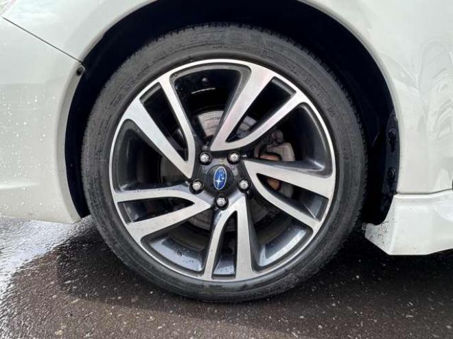 レヴォーグ1.6 GT-S アイサイト 4WD　ナビ　フルセグ　パワーシート　プッシュスタート　ビルトインETC　横滑り防止装置　USB　アダクティブレーダークルーズコントロール　レーンキープアシスト　バックモニター純正アルミホイール夏 1600