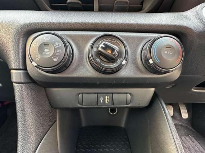 ヤリス1.5 X 4WD　ナビ　ディスプレイオーディオ　Bluetooth　横滑り防止装置　ETC　USB　プッシュスタート　スチールホイール冬 1500