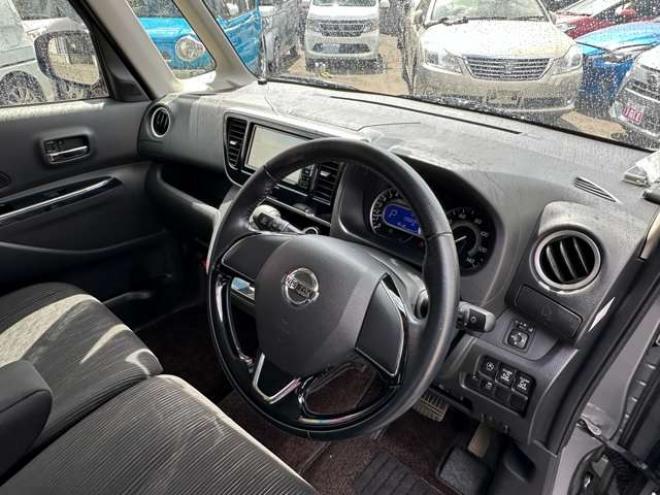 デイズルークスハイウェイスターX Vセレクション 4WD　両側ワンタッチオートスライドドア　Bluetooth　ナビ　フルセグ　アイドリングストップ　横滑り防止装置　衝突軽減ブレーキ　ETC　シートヒーター　アラウンドビューモニター　バックモニター　純正アルミホイール夏 660