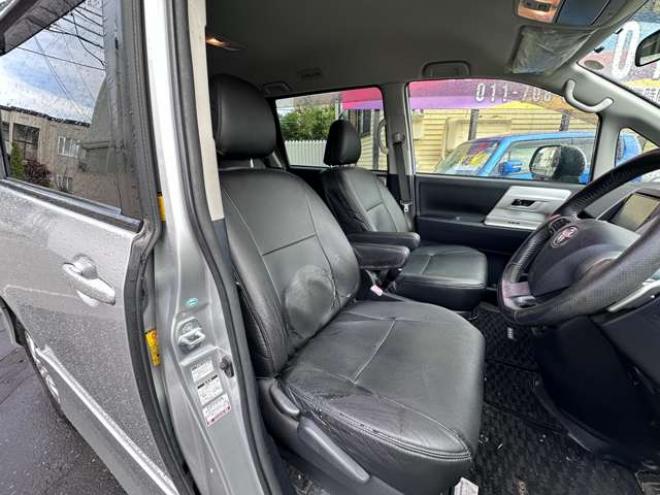ヴォクシー2.0 ZS 4WD　両側パワースライドドア　純正ナビ　地デジ　HID　スマートキー　プッシュスタート　純正アルミホイール夏　バックカメラ 2000