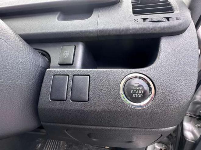 ヴォクシー2.0 ZS 4WD　両側パワースライドドア　純正ナビ　地デジ　HID　スマートキー　プッシュスタート　純正アルミホイール夏　バックカメラ 2000