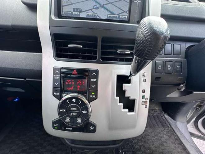 ヴォクシー2.0 ZS 4WD　両側パワースライドドア　純正ナビ　地デジ　HID　スマートキー　プッシュスタート　純正アルミホイール夏　バックカメラ 2000