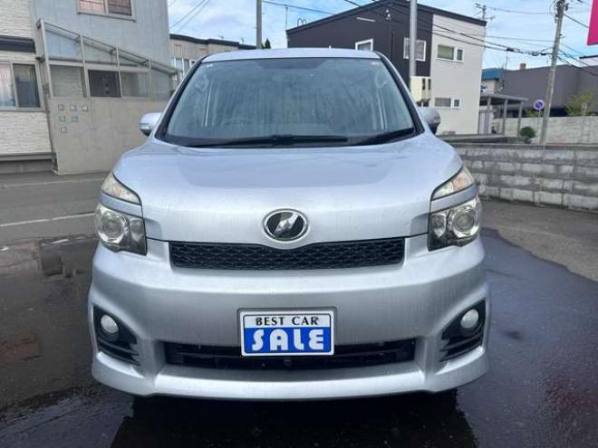 ヴォクシー2.0 ZS 4WD　両側パワースライドドア　純正ナビ　地デジ　HID　スマートキー　プッシュスタート　純正アルミホイール夏　バックカメラ 2000