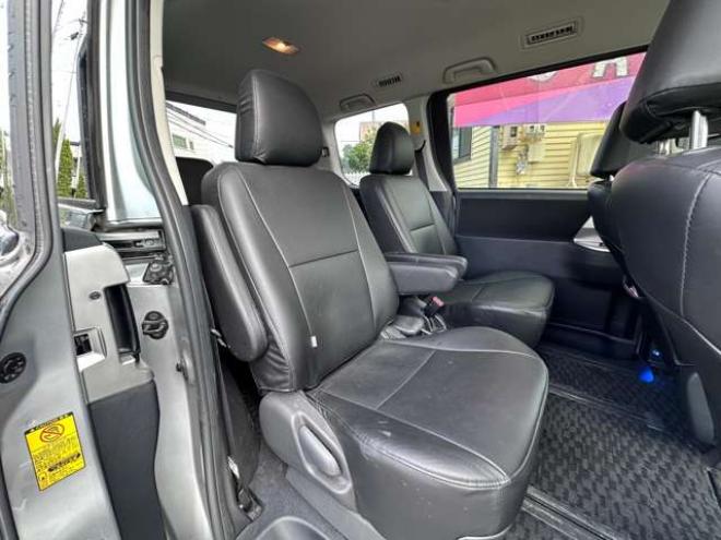 ヴォクシー2.0 ZS 4WD　両側パワースライドドア　純正ナビ　地デジ　HID　スマートキー　プッシュスタート　純正アルミホイール夏　バックカメラ 2000