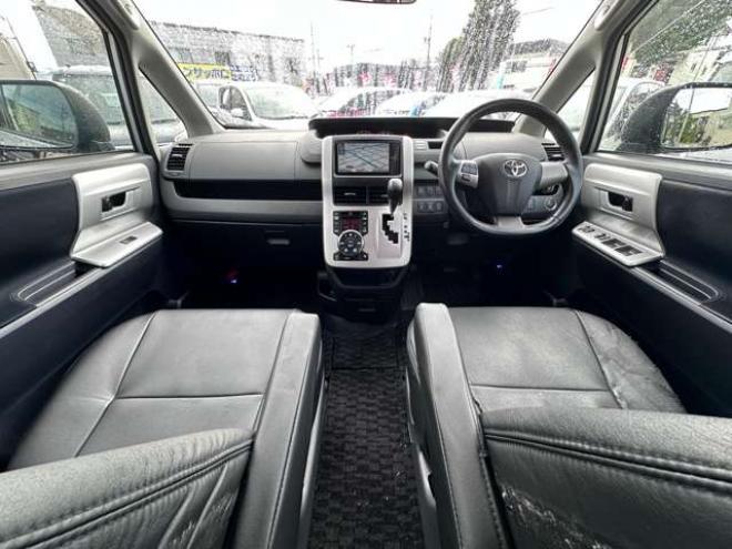 ヴォクシー2.0 ZS 4WD　両側パワースライドドア　純正ナビ　地デジ　HID　スマートキー　プッシュスタート　純正アルミホイール夏　バックカメラ 2000