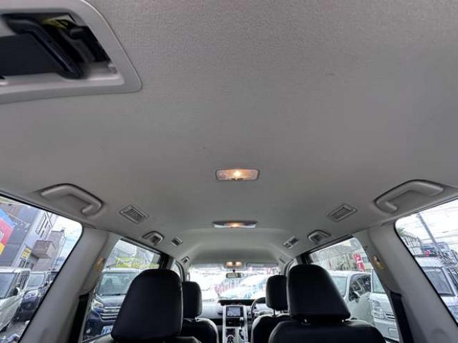 ヴォクシー2.0 ZS 4WD　両側パワースライドドア　純正ナビ　地デジ　HID　スマートキー　プッシュスタート　純正アルミホイール夏　バックカメラ 2000
