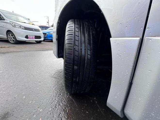 ヴォクシー2.0 ZS 4WD　両側パワースライドドア　純正ナビ　地デジ　HID　スマートキー　プッシュスタート　純正アルミホイール夏　バックカメラ 2000