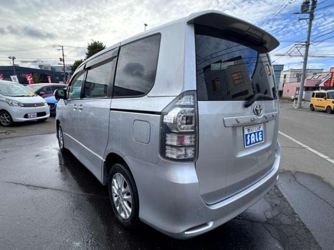 ヴォクシー2.0 ZS 4WD　両側パワースライドドア　純正ナビ　地デジ　HID　スマートキー　プッシュスタート　純正アルミホイール夏　バックカメラ 2000