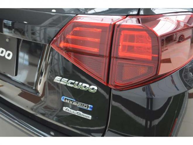エスクード1.5 4WD　ワンオーナー車ハイブリッド4WDセーフティサポート搭載アイドリングストップALLGRIP4WDパドルシフト8インチナビTVバックカメラETCハイビームアシストLEDアダプティブクルーズコントロールハーフレザーシート 1500