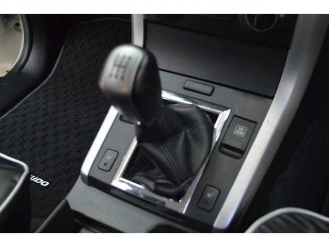 エスクード2.4 XG 4WD　ワンオーナー車5速マニュアル4WD横滑り防止装置クルーズコントロール純正ナビTVバックカメラETCディスチャージヘッドライトシートヒーター純正17インチアルミドライブレコーダー 2400
