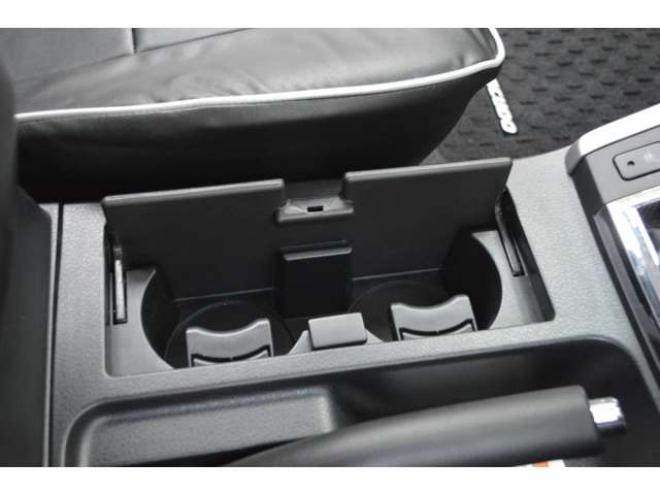 エスクード2.4 XG 4WD　ワンオーナー車5速マニュアル4WD横滑り防止装置クルーズコントロール純正ナビTVバックカメラETCディスチャージヘッドライトシートヒーター純正17インチアルミドライブレコーダー 2400