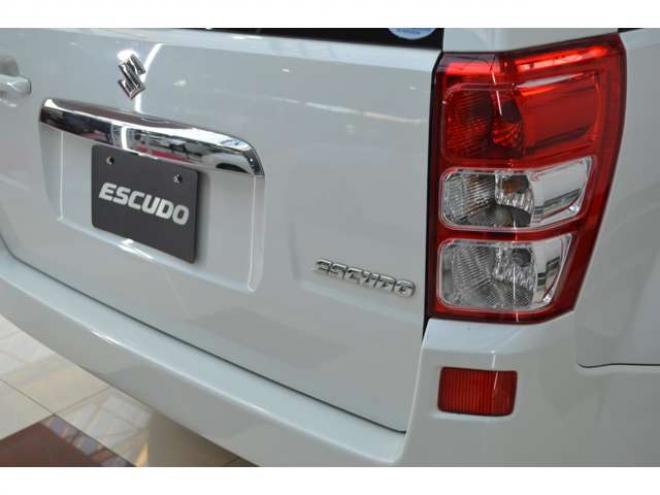 エスクード2.4 XG 4WD　ワンオーナー車5速マニュアル4WD横滑り防止装置クルーズコントロール純正ナビTVバックカメラETCディスチャージヘッドライトシートヒーター純正17インチアルミドライブレコーダー 2400