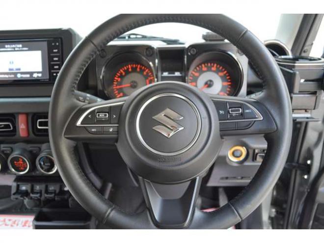 ジムニーXC 4WD　ワンオーナー車F5速マニュアル4WDターボセーフティサポート搭載アイドリングストップ純正ナビTVマットタイヤ横滑り防止装置ハイビームアシストLEDライトクルーズコントロールETC 660