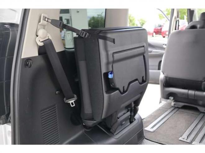 セレナ2.0 B 4WD　純正CDプレイヤー アラウンドビューモニター　前側純正ドラレコ　サイドビューモニター　エマージェンシーブレーキ　車線逸脱警報　ミラーヒーター 2000