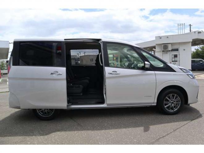 セレナ2.0 B 4WD　純正CDプレイヤー アラウンドビューモニター　前側純正ドラレコ　サイドビューモニター　エマージェンシーブレーキ　車線逸脱警報　ミラーヒーター 2000