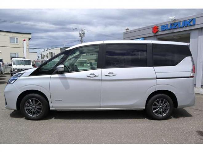 セレナ2.0 B 4WD　純正CDプレイヤー アラウンドビューモニター　前側純正ドラレコ　サイドビューモニター　エマージェンシーブレーキ　車線逸脱警報　ミラーヒーター 2000