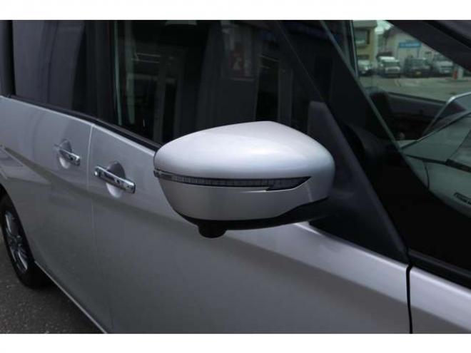 セレナ2.0 B 4WD　純正CDプレイヤー アラウンドビューモニター　前側純正ドラレコ　サイドビューモニター　エマージェンシーブレーキ　車線逸脱警報　ミラーヒーター 2000
