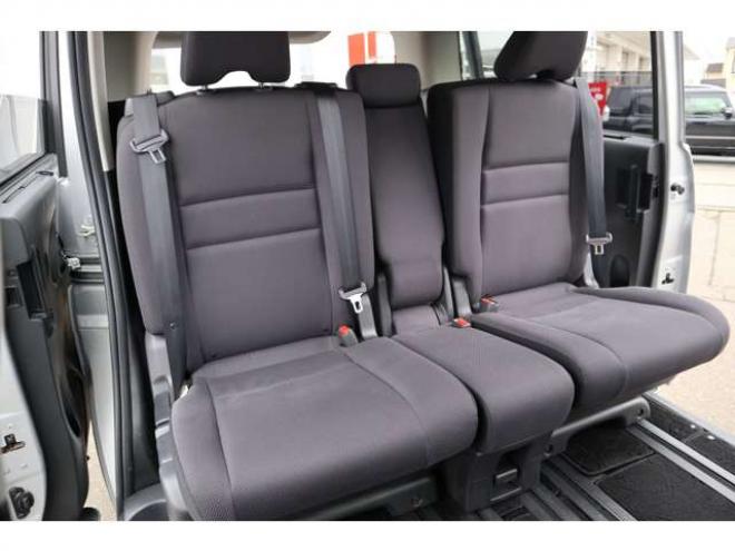 セレナ2.0 B 4WD　社外ナビ　バックカメラ　バックブザー　ETC　前側ドライブレコーダー　クルーズコントロール　オートライト　フォグランプ 2000