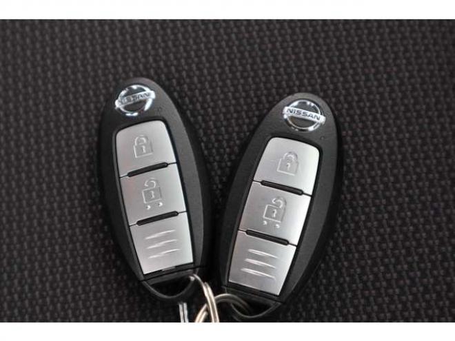 セレナ2.0 B 4WD　社外ナビ　バックカメラ　バックブザー　ETC　前側ドライブレコーダー　クルーズコントロール　オートライト　フォグランプ 2000