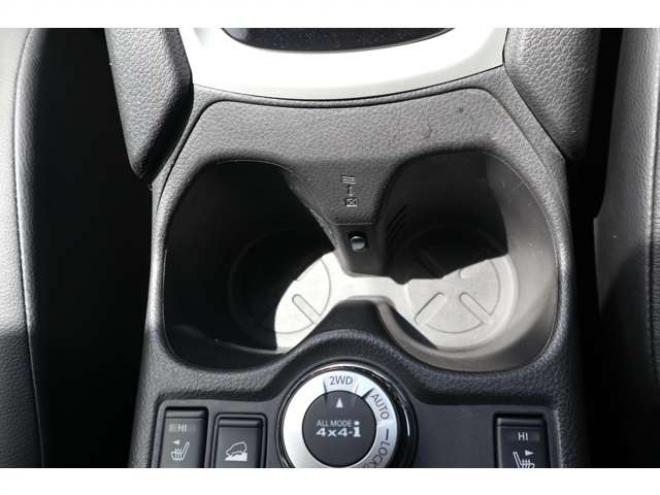 エクストレイル2.0 20S エマージェンシーブレーキパッケージ 2列車 4WD　社外ナビ　ETC シートヒーター　ヒルディセントコントロール　車線逸脱警報機能　エマージェンシーブレーキ 2000