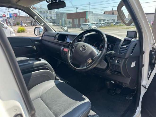 ハイエースバン2.7 スーパーGL ダークプライム ワイド ミドルルーフ ロングボディ 4WD　Pスタート スマートキー 両側スライドドア　OPLEDヘッドライト Fフォグ ハーフレザーシート 100V ベンチシート　ベッドキット リアクーラー ヒーター ステアリングスイッチ ディスプレイオーディオ　Bluetooth 2700