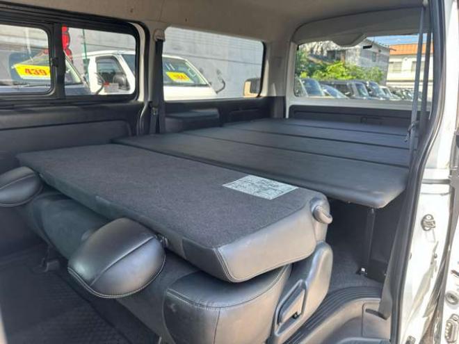 ハイエースバン2.7 スーパーGL ダークプライム ワイド ミドルルーフ ロングボディ 4WD　Pスタート スマートキー 両側スライドドア　OPLEDヘッドライト Fフォグ ハーフレザーシート 100V ベンチシート　ベッドキット リアクーラー ヒーター ステアリングスイッチ ディスプレイオーディオ　Bluetooth 2700