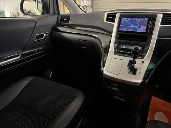 ヴェルファイア２．４Ｚ　ゴールデンアイズⅡ　寒冷地仕様　禁煙車　純正リアフリップダウンモニター　純正ブラックハーフレザーシート　社外１９インチＡＷ　社外１６ＡＷ＋スタッドレスタイヤ　両側パワースライドドア　パワーバックドア　クルーズコントロール 4WD 2400 5Dr